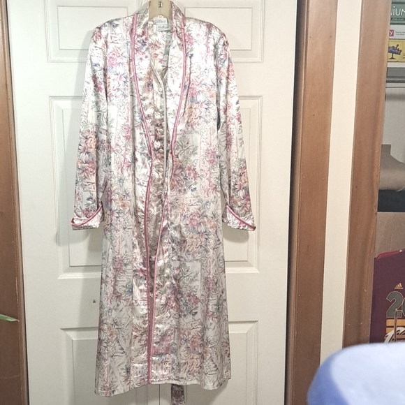 Kathryn Other - Vintage Kathryn robe and nightgown set - silky